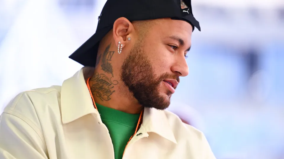 Neymar remarca jogo com influenciadores após diagnóstico de covid