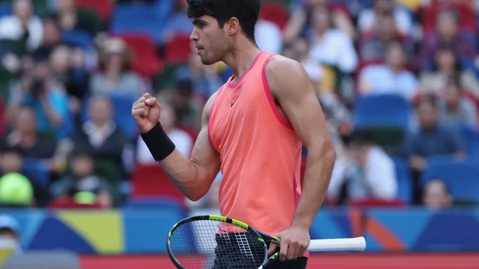 Alcaraz bate Sinner em final mais longa da história e é bi em Roland Garros